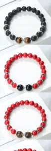 Gros plan de bracelets de perles en pierre naturelle, lave et turquoise avec des intercalaires.