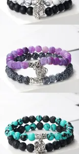 Gros plan de bracelets de perles en pierre pour couples avec pendentif rose magnétique.