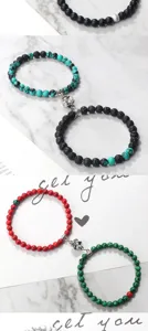 Primer plano de pulseras de cuentas magnéticas de pareja con cuentas de piedra natural y cierres.