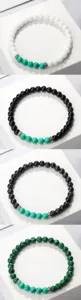 Vue détaillée de bracelets de perles élastiques de 6mm avec des accents de turquoise.