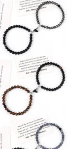 Set de bracelets de couple en perles de pierre aimantées avec fermoir cœur, vue détaillée des perles.
