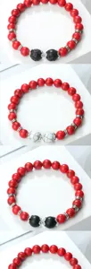 Vue en gros plan de bracelet de couple en pierre rouge et perles noires avec intercallaires.