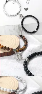 Conjunto de pulseras de pareja magnéticas de cuentas de piedra natural con cierre de flor elegante.