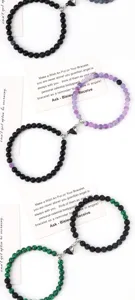 Ensemble de bracelets de perles magnétiques de couple avec fermoir cœur et pierres.