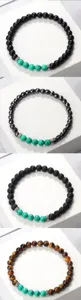 Vue détaillée de bracelets de perles extensibles de 6 mm en pierre de lave et turquoise.