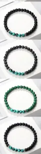 Vue détaillée de bracelets de perles élastiques avec des variantes de pierres et intercalaires.