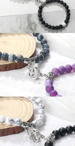 Ensemble de bracelets de couple en perles de pierre aimantées avec charm fleur détail bijoux.