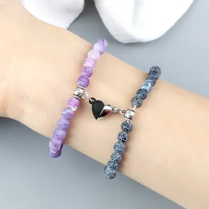 Ensemble de bracelets de perles assortis pour couple avec charm cœur magnétique élégant.