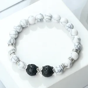 Bracelet extensible en perles de turquoise blanche et de pierre de lave pour couple image principale.