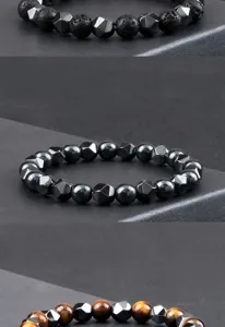 Detalles en primer plano de pulsera de cuentas de hematites y ojo de tigre facetadas.