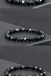 Primer plano detallado del pulsera elastica de cuentas de hematite y ojo de tigre para hombre.