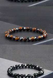 Vista detallada de la pulsera elástica de cuentas facetadas de ojo de tigre y hematites.