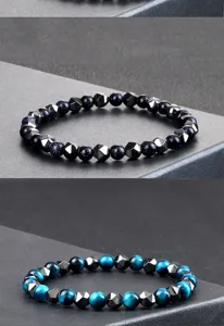 Primer plano detallado de pulsera de cuentas con hematita facetada y piedras naturales.