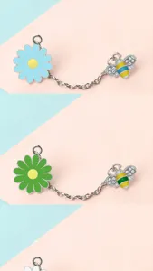 Dettaglio spilla catena margherita e ape, spilla in lega con strass per abiti cappelli.