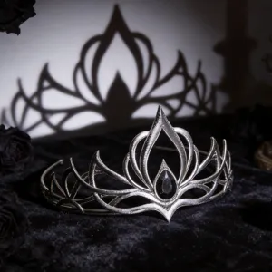 Primo piano dettagliato di una corona d'argento gotica scura con cristallo a goccia nero.