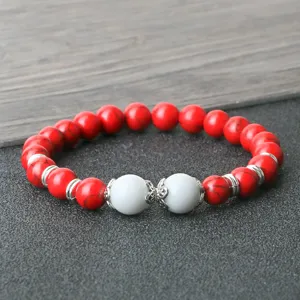 Bracelet de perles en turquoise rouge et blanche avec des intercalaires argentés.