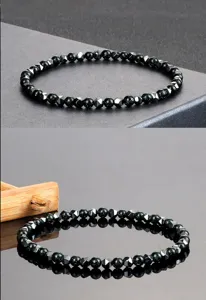 Pulsera elástica de cuentas de hematita negra facetada y piedra brillante, vista detallada.