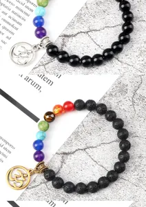 Detailopname van chakra edelsteen armband met legering om hanger zwarte kralen.