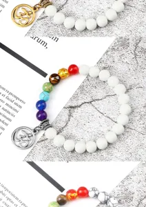 Close-up van de chakra kralen armband detail met kleurrijke kralen en legering hanger.