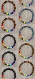 Vue détaillée de bracelets de perles ethniques en pierres précieuses avec lave et œil-de-tigre.