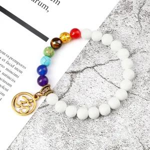 Chakra edelsteen armband met Om symbool bedel, kleurrijke kralen en witte ronde kralen sieraden.