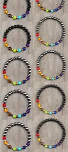 Détails rapprochés de bracelets de perles en pierres de chakra faits à la main.