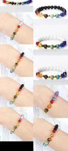 Gros plans des bracelets de perles en pierre volcanique chakra pour hommes et femmes.