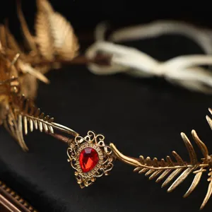 Vue de détail de couronne de cheveux en feuille de forêt avec cristal rouge pour accessoires photo.