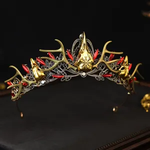 Gothischer Vintage Hirschgeweih Kronen Detail, goldene Tiara mit roten Strasssteinen Totenkopf.