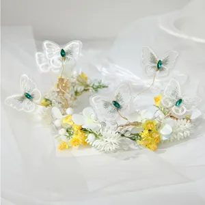 Detail serre-tete papillon brode fee, coiffure florale blanche elegante mariage.