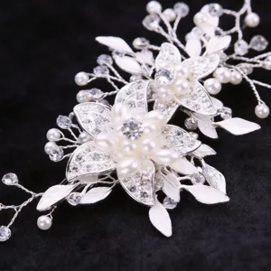Primer plano detalle de tocado de novia perlas diamantes de imitación accesorio boda.