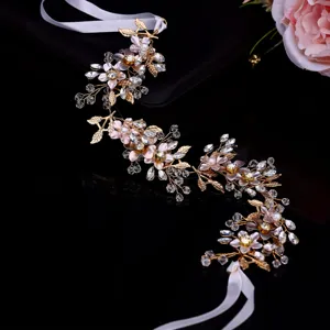 Detalle de diadema de novia hecha a mano con hojas doradas y flores de cristal para peinados.