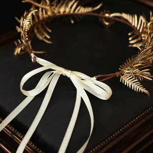 Couronne de cheveux feuille d'or faite main style foret avec ruban blanc accessoire de mariée