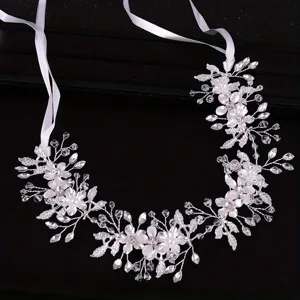 Tocado de novia para el pelo hecho a mano con flores blancas y hojas para peinados de boda.