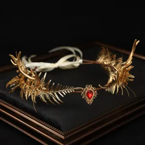 Diadème de feuilles de forêt fait main avec cristal rouge, bandeau elfique pour photographie.