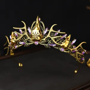 Gotische vintage goldene Hirschgeweih Tiara Krone mit lila Kristallen fuer Halloween Kostuem.