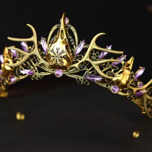 Gothik Vintage Hirschgeweih Krone Detail, goldener Vogelschädel Diadem mit lila Kristallen.