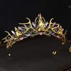 Gotische goldene Tiara im Detail, mit filigranem Geweih, Vogelschädel und lila Schmucksteinen.