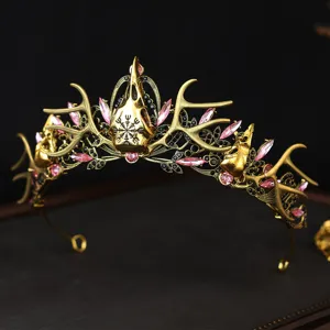 Gotischer Vintage Geweih Kronen Haarreif mit rosa Kristallen und Totenkopf für Halloween.