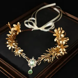 Couronne de cheveux en vigne de feuilles style forêt avec pendentif en cristal vert.