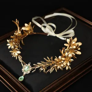 Couronne de vigne de feuilles d'or style foret faite main avec pendentif de cristal.