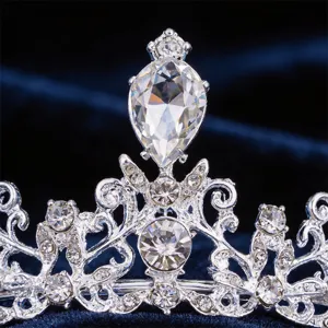 Gros plan detaille d'un tiare en strass etincelant, ideal pour la coiffure de mariee.