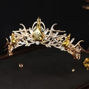 Nahaufnahme einer gotischen goldenen Krone mit kunstvollen Geweihen und funkelnden Strasssteinen.