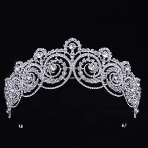 Schitterend strass tiara detail, fonkelende kristal bruids kroon close-up, elegant haaraccessoire.