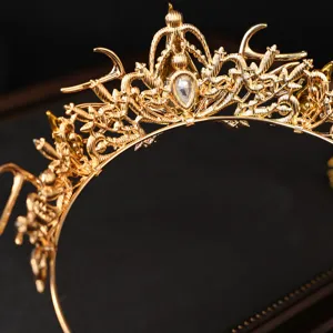 Goldene gotische Geweih-Tiara Detailansicht mit feiner Metallgravur und zentralem Kristall.