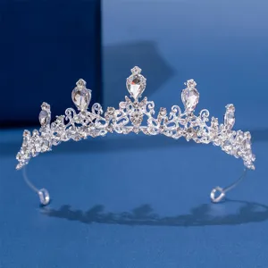 Détail de tiare de mariée en strass argenté, couronne en cristal étincelant pour mariage.