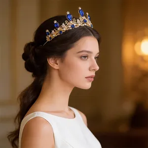Détail de tiare de mariée exquise, couronne en alliage doré avec strass bleus pour mariage.