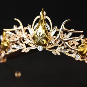 Gotischer Vintage goldener Geweih Haarreif mit Vogelschädel Design und funkelnden Strasssteinen.