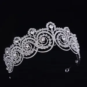 Close-up detail van luxe zilveren strass bruidskroon sprankelende kristallenornamenten.
