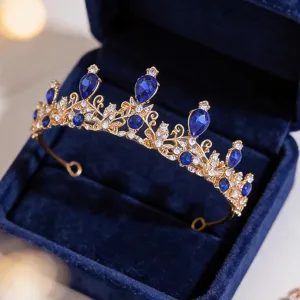 Détail du magnifique diadème de mariée doré avec strass bleus dans une boîte en velours.